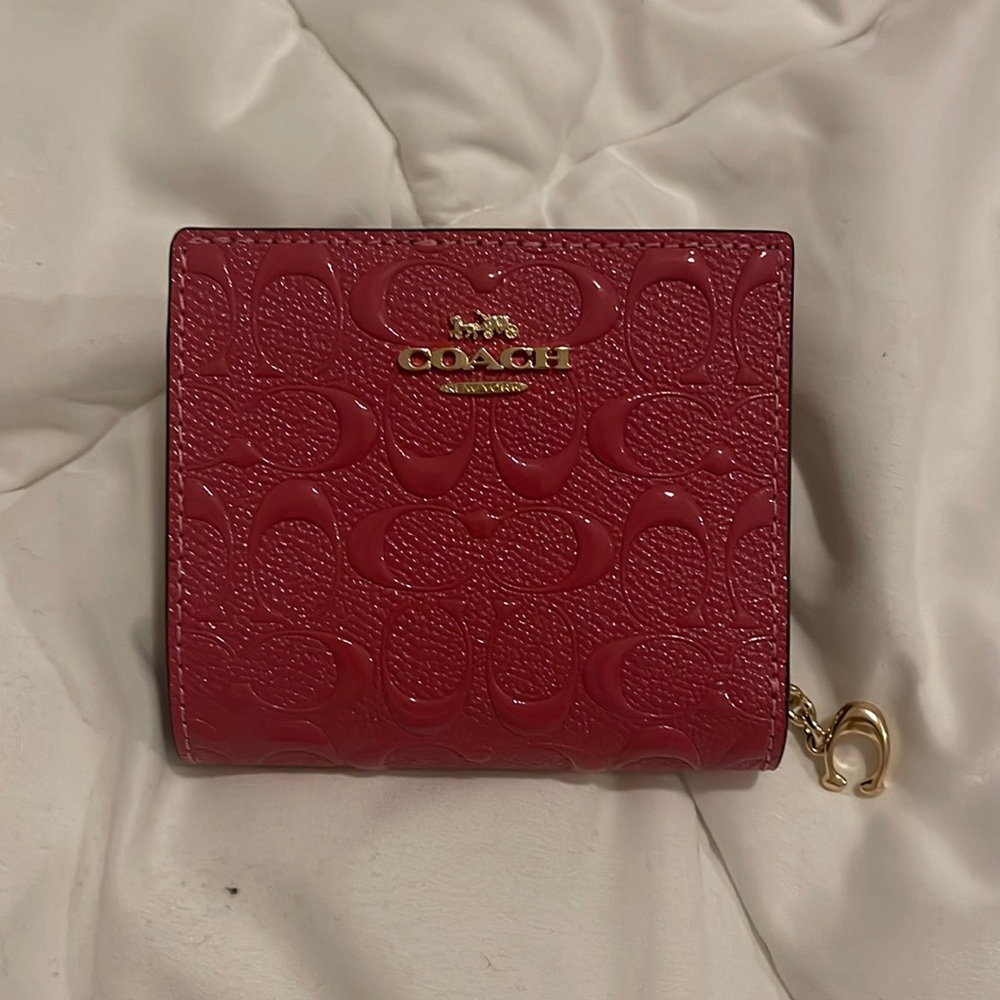 🔺NEW🔺Snap Wallet in Signature Debossed Leather